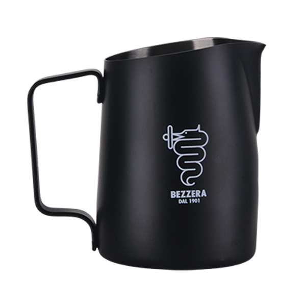 1503B斜口拉花杯650cc(消光黑-尖口)Bezzera 貝澤拉 logo  |BEZZERA 咖啡機